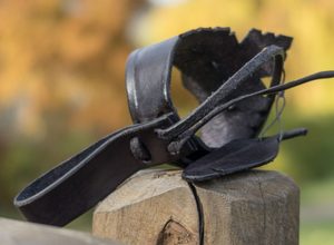 CORVUS, KOŽENÝ DRŽÁK NA ROH - ROHY NA PITÍ - STOLOVÁNÍ