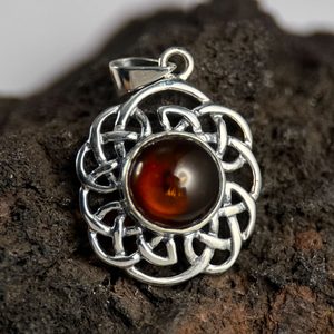 KELTSKÝ KRUH, JANTAR, PŘÍVĚSEK, STŘÍBRO 925/1000 - PŘÍVĚSKY - STŘÍBRNÉ ŠPERKY