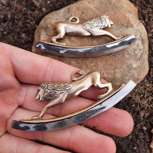 LEV HISTORICKÉ KŘESADLO, BRONZ - KŘESADLA - TÁBOŘENÍ A ŘEMESLA