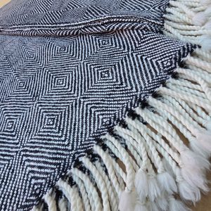 VLNĚNÁ MERINO DEKA ČERNOBÍLÁ, RHODOPA - VLNĚNÉ DEKY - MÓDA