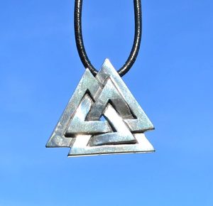 VALKNUT, STŘÍBRNÝ VIKINSKÝ PŘÍVĚŠEK, AG 925 - PŘÍVĚSKY{% if kategorie.adresa_nazvy[0] != zbozi.kategorie.nazev %} - STŘÍBRNÉ ŠPERKY, ZLATÉ{% endif %}