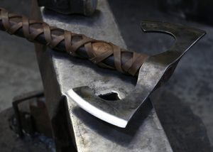 ÁSEGIR, OBOUSEČNÁ SEKERA - SEKERY - ZBRANĚ