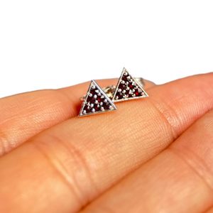 TRIANGLE, STŘÍBRNÉ NÁUŠNICE S GRANÁTY, AG 925/1000 - NÁUŠNICE - STŘÍBRNÉ ŠPERKY