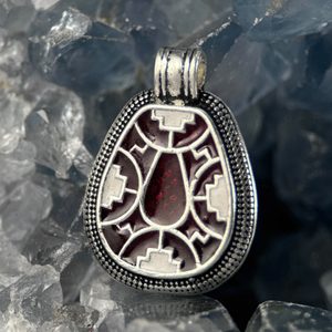 CLOISONNÉ - MEROVEJSKÝ PŘÍVĚSEK, STŘÍBRNÁ BARVA - PŘÍVĚSKY - ŠPERKY