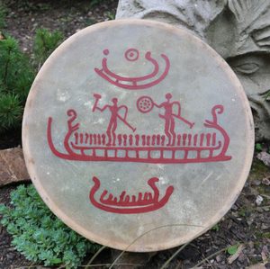 ŠAMANSKÝ BUBEN - PETROGLYFY SKANDINÁVIE - BUBNY A PÍŠŤALY{% if kategorie.adresa_nazvy[0] != zbozi.kategorie.nazev %} - BUBNY A PÍŠŤALY{% endif %}