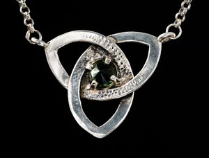 TRIQUETRA, STŘÍBRNÝ NÁHRDELNÍK S VLTAVÍNEM, AG 925 - ŠPERKY S VLTAVÍNY - STŘÍBRNÉ ŠPERKY