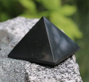 ŠUNGITOVÁ PYRAMIDA 4 X 4 CM - VÝROBKY Z NEROSTŮ - HOME DECOR