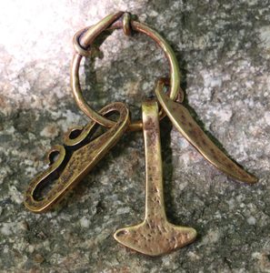 SEVERSKÝ AMULET, THOROVO KLADIVO, OCÍLKA A NŮŽ, BRONZ - PŘÍVĚSKY - ŠPERKY