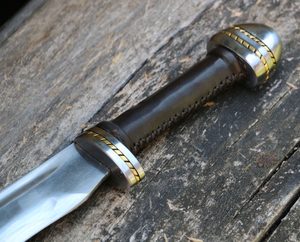 SIGRUNN, ZDOBENÝ SEAX - SAXY, DLOUHÉ NOŽE{% if kategorie.adresa_nazvy[0] != zbozi.kategorie.nazev %} - MEČE, NOŽE, DÝKY, SEKERY, LUKY{% endif %}