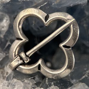 STŘEDOVĚKÁ BROŽ, KOSTÝMOVÁ, BRONZ, POSTŘÍBŘENÁ - BROŽE A KNOFLÍKY - ŠPERKY