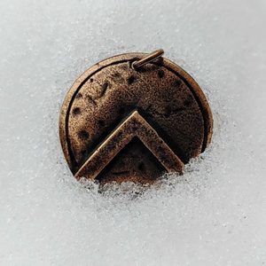 SPARTA, SPARTSKÝ ŠTÍT, PŘÍVĚŠEK, STAROMOSAZ - STŘEDOVĚKÉ AMULETY - ŠPERKY