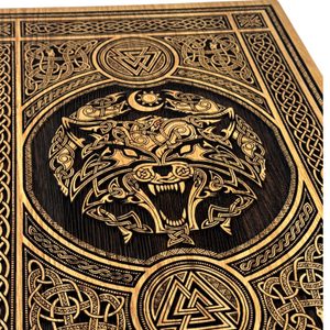 VLK FENRIR S ORNAMENTY NÁSTĚNNÁ DEKORACE, DŘEVO 32X44CM - DŘEVĚNÉ OBRAZY - HOME DECOR