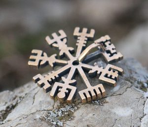 VEGVÍSIR, ISLANDSKÁ OCHRANNÁ RUNA, PŘÍVĚŠEK, BRONZ - BRONZOVÉ HISTORICKÉ REPLIKY{% if kategorie.adresa_nazvy[0] != zbozi.kategorie.nazev %} - ŠPERKY - BRONZ, ZINEK, BIŽUTERIE{% endif %}