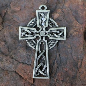 IRSKÝ KŘÍŽ - BOHATĚ ZDOBENÝ, ZINEK - KELTSKÉ AMULETY - ŠPERKY