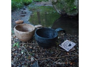 KUPILKA KUKSA 370 ML VELKÁ - ORIGINÁL (HNĚDÁ) - KUKSY - FINSKÉ NÁDOBÍ{% if kategorie.adresa_nazvy[0] != zbozi.kategorie.nazev %} - BUSHCRAFT, LIVING HISTORY, ŘEMESLA{% endif %}