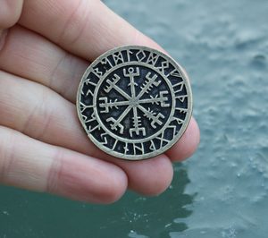 VEGVISIR - KOMPAS, ISLANDSKÁ RUNA, PŘÍVĚŠEK, STAROMOSAZ - VIKINGSKÉ AMULETY - ŠPERKY