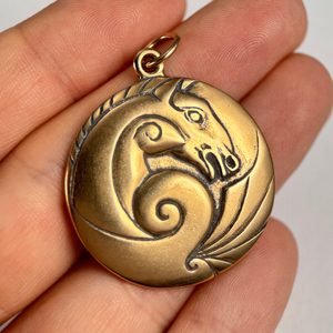 KELTSKÝ KŮŇ AMULET BRONZ - PŘÍVĚSKY - ŠPERKY