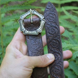 ALBION ZDOBENÝ KOŽENÝ PÁSEK HNĚDÝ - OPASKY Z KŮŽE - SEDLÁŘSTVÍ