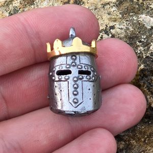 KRÁLOVSKÁ PŘILBA, PŘÍVĚSEK - STŘEDOVĚKÉ AMULETY - ŠPERKY