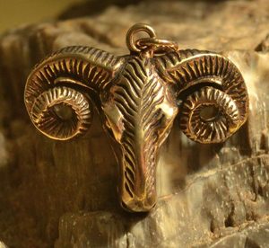 BERAN, HLAVA, BRONZOVÝ AMULET - PŘÍVĚSKY - ŠPERKY