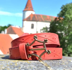 GOTICKÝ OPASEK, ČERVENÝ - OPASKY Z KŮŽE - SEDLÁŘSTVÍ