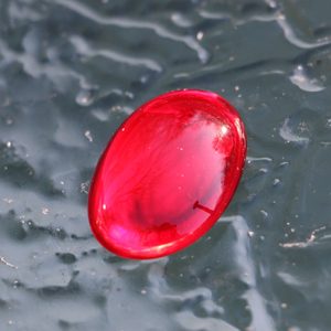 KABOŠON SKLO 25X18 MM ČERVENÁ - BROUŠENÉ KAMENY A KABOŠONY - ŠPERKY