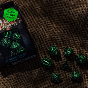 RUNIC BLACK AND GLOW-IN-THE-DARK DICE SET, SADA RPG HRACÍCH KOSTEK - HRACÍ KOSTKY A KALÍŠKY - HRY A KNIHY