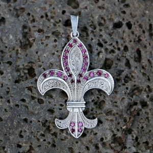 FLEUR DE LIS, STŘÍBRNÝ PŘÍVĚSEK S RUBÍNY, AG 925 - PŘÍVĚSKY - STŘÍBRNÉ ŠPERKY