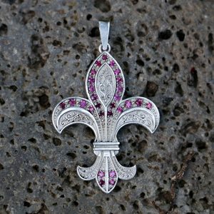 FLEUR DE LIS, LUXUSNÍ STŘÍBRNÝ ŠPERK S RUBÍNY AG 925 - PŘÍVĚSKY{% if kategorie.adresa_nazvy[0] != zbozi.kategorie.nazev %} - STŘÍBRNÉ ŠPERKY, ZLATÉ{% endif %}