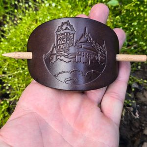 KARLŠTEJN, KOŽENÁ SPONA DO VLASŮ, HNĚDÁ - KOŽENÉ ŠPERKY - SEDLÁŘSTVÍ