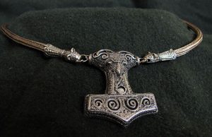 VIKING KNIT - NÁHRDELNÍK THOROVO KLADIVO, BRONZ - NÁHRDELNÍKY - ŠPERKY
