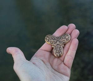 TROJLÍSTKOVÁ BROŽ, VIKINGSKÁ, BRONZ - BROŽE A KNOFLÍKY - ŠPERKY