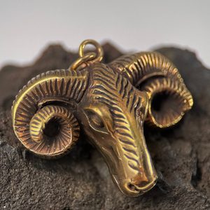 BERAN, HLAVA, BRONZOVÝ AMULET - PŘÍVĚSKY - ŠPERKY