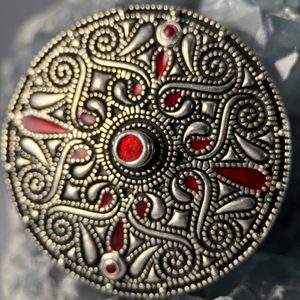 KELTSKÁ BROŽ, AUVERS-SUR-OISE,POSTŘÍBŘENÁ BRONZ - BROŽE A KNOFLÍKY - ŠPERKY