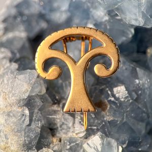 PELTOIDNÍ PROLAMOVANÁ SPONA, MUŠOV, BRONZ, REPLIKA - BROŽE A KNOFLÍKY - ŠPERKY