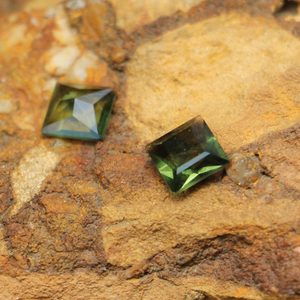 BROUŠENÝ VLTAVÍN ČTVEREC 1 CT - 0.2 G 6.5 X 6.5 MM - ŠPERKY S VLTAVÍNY - STŘÍBRNÉ ŠPERKY