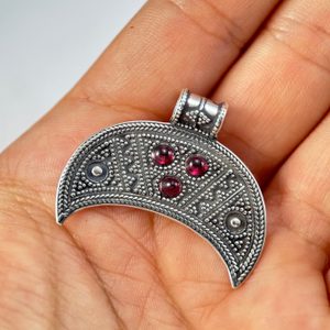 LUNICE, VELKOMORAVSKÝ STŘÍBRNÝ PŘÍVĚSEK, AG 925 A GRANÁT - PŘÍVĚSKY - STŘÍBRNÉ ŠPERKY