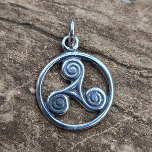 KELTSKÝ TRISKEL, MALÝ STŘÍBRNÝ PŘÍVĚSEK, AG 925 - PŘÍVĚSKY - STŘÍBRNÉ ŠPERKY