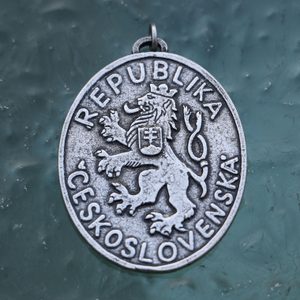 ZNAK Z ČESKOSLOVENSKÉHO HRANIČNÍHO SLOUPU - PŘÍVĚSEK - VŠECHNY AMULETY, VLASTNÍ VÝROBA - ŠPERKY