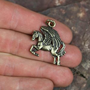 PEGASUS, PŘÍVĚŠEK, STAROMOSAZ - VŠECHNY AMULETY, VLASTNÍ VÝROBA{% if kategorie.adresa_nazvy[0] != zbozi.kategorie.nazev %} - ŠPERKY - BRONZ, ZINEK, BIŽUTERIE{% endif %}