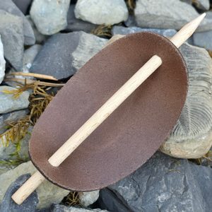 KOŽENÁ SPONA DO VLASŮ, TRILOBIT, HNĚDÁ - KOŽENÉ ŠPERKY - SEDLÁŘSTVÍ