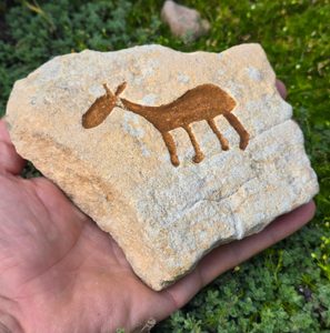 PETROGLYPH - TESÁNO DO KAMENE - ZAHRADNÍ DEKORACE - HOME DECOR