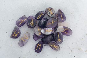 RUNY - STARŠÍ FUTHARK, AMETYST - RUNY - HOME DECOR