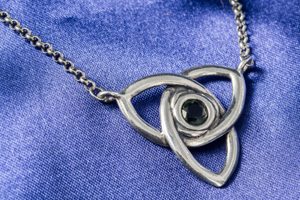 TRIQUETRA, STŘÍBRNÝ NÁHRDELNÍK S VLTAVÍNEM, AG 925 - ŠPERKY S VLTAVÍNY - STŘÍBRNÉ ŠPERKY