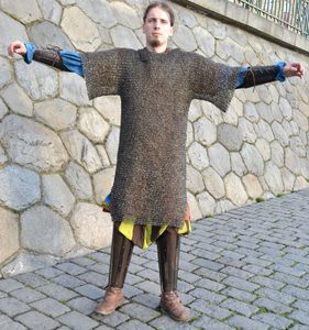 KROUŽKOVÁ KOŠILE, NÝTOVANÁ KROUŽKOVÁ ZBROJ, 8 MM, KRÁTKÝ RUKÁV, HRUDNÍK 130 CM - KROUŽKOVÁ ZBROJ - ZBROJE