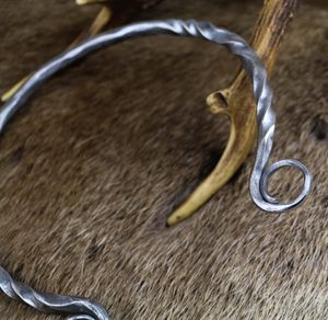 KOVANÝ KROUCENÝ TORQUES S VOLUTAMI - KOVANÉ VÝROBKY - KOVÁŘSTVÍ A MINCE