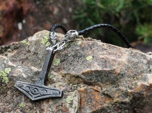 ÁSGARD, THOROVO KLADIVO, DRAČÍ HLAVY, KOŽENÉ BOLO - VIKINGSKÉ AMULETY{% if kategorie.adresa_nazvy[0] != zbozi.kategorie.nazev %} - ŠPERKY - BRONZ, ZINEK, BIŽUTERIE{% endif %}