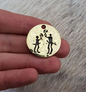 SEKERNÍCI, VÁLEČNICKÝ AMULET, SKALNÍ RYTINA TANUM, ŠVÉDSKO, MOSAZ - PŘÍVĚŠKY, NÁHRDELNÍKY{% if kategorie.adresa_nazvy[0] != zbozi.kategorie.nazev %} - ŠPERKY - BRONZ, ZINEK, BIŽUTERIE{% endif %}