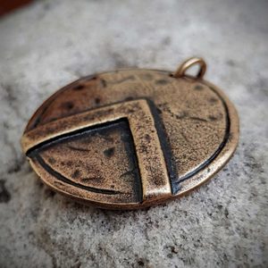 SPARTA, SPARTSKÝ ŠTÍT, PŘÍVĚŠEK, STAROMOSAZ - STŘEDOVĚKÉ AMULETY - ŠPERKY