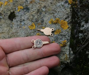 HÁČKY NA OVINKY, ANGLIE, X. STOLETÍ BRONZ, PÁR - BROŽE A KNOFLÍKY - ŠPERKY